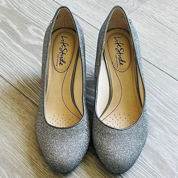 LifeStride Women's Parigi Silver Glitter Pumps Pewter Shoes 6 W Y2K Dressy Metal - Picture 1 of 6